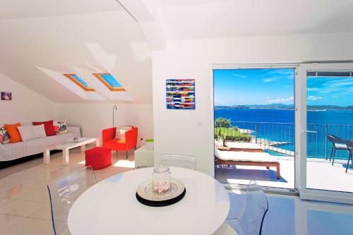 赫瓦尔蓝湾公寓的客厅配有白色桌子,享有海景。