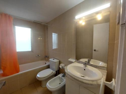 坎布里尔斯Rentalmar Playmar的浴室配有盥洗盆、卫生间和浴缸。