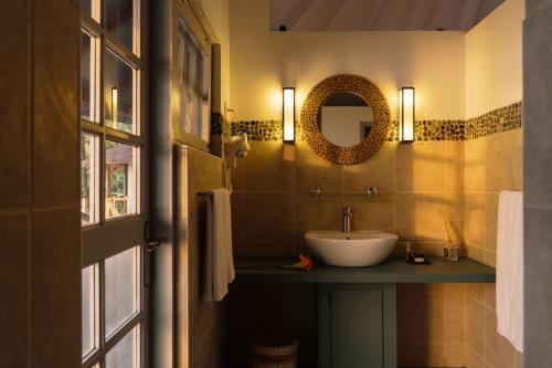 Principe普林西比波乌波乌酒店的浴室设有水槽和墙上的镜子