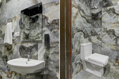 勒克瑙HOTEL AASTHA SHREE DHAM的一间带水槽和卫生间的浴室
