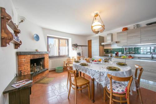 卡迪马里奥Chalet Cademario - Happy Rentals的厨房配有桌椅和壁炉。