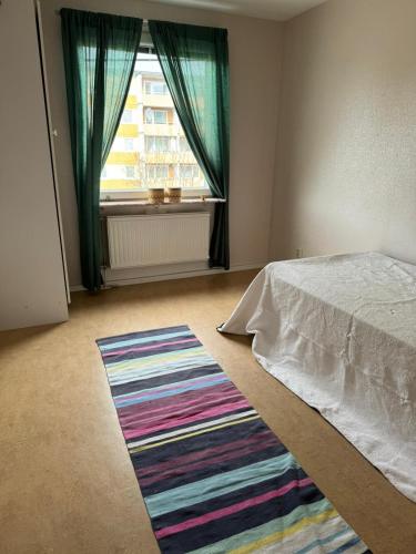 斯德哥尔摩2 sovrum i en del av lägenheten的一间卧室设有一张床和一个大窗户
