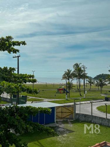 伯迪亚哥Cantinho do Mar Pousada的享有公园的背景海景