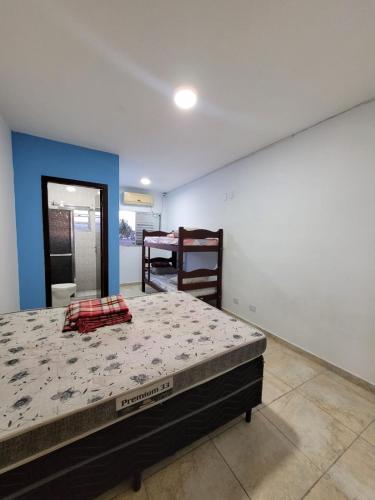 伯迪亚哥Cantinho do Mar Pousada的一间卧室,卧室内配有一张大床