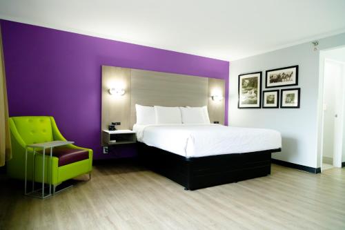 伯明翰La Quinta Inn Birmingham - Inverness的配有一张床和一把椅子的酒店客房