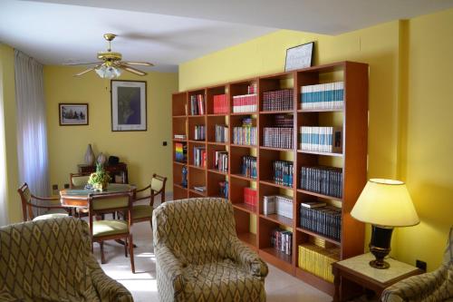 乌铁尔贝加诺旅馆的客厅设有书架,书架上摆放着书籍