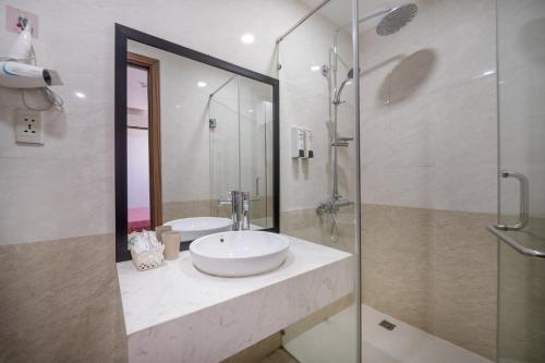 岘港S HOTEL BEACH ĐÀ NẴNG的一间带水槽和淋浴的浴室