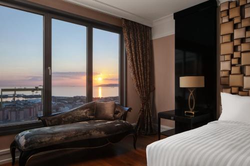 伊斯坦布尔亚洲迪万伊斯坦布尔酒店的卧室配有床、椅子和窗户。