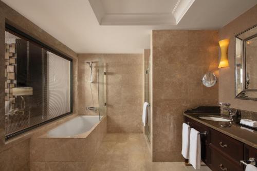 伊斯坦布尔亚洲迪万伊斯坦布尔酒店的带浴缸、淋浴和盥洗盆的浴室