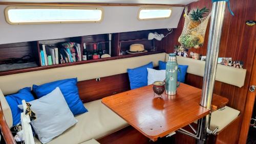 Puerto LindoVelero en Isla Linton的船上的一张桌子,上面有蓝色的枕头