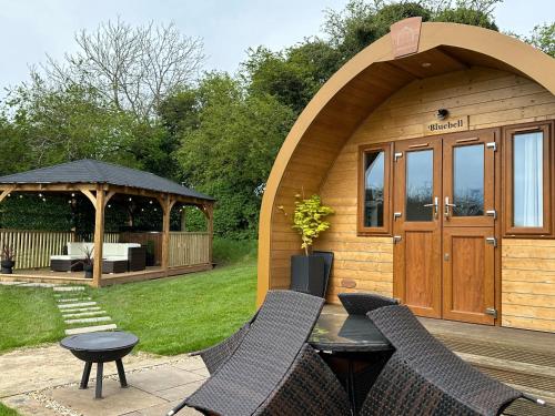 绍斯韦尔Southwell Retreat Glamping Pods的后院凉亭配有桌椅