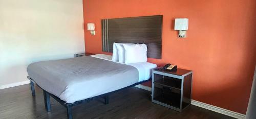 圣安东尼奥Econo Inn Lackland AFB-Seaworld San Antonio的酒店客房配有一张床和电话