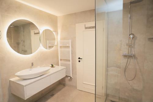 瓦拉日丁托普利采Hotel Bernarda的白色的浴室设有水槽和淋浴。