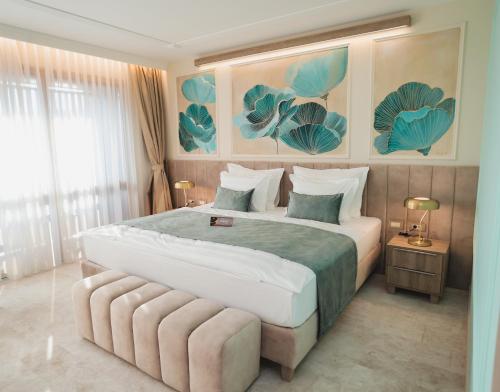瓦拉日丁托普利采Hotel Bernarda的一间卧室配有一张带绿毯的大床