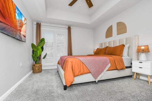 奥兰多Cozy retreat getaway Family-sized By Lake Eola的白色的卧室设有床和窗户