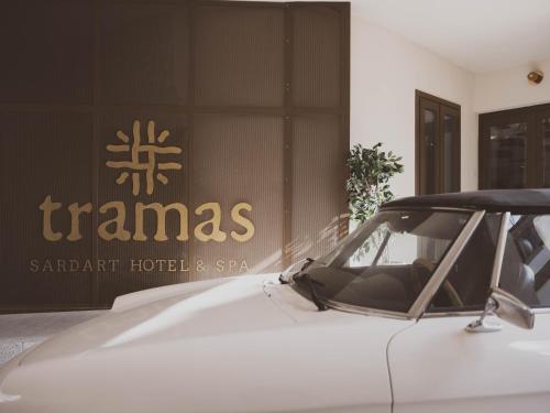 奥尔比亚Tramas Hotel & Spa的停在酒店前的白色汽车