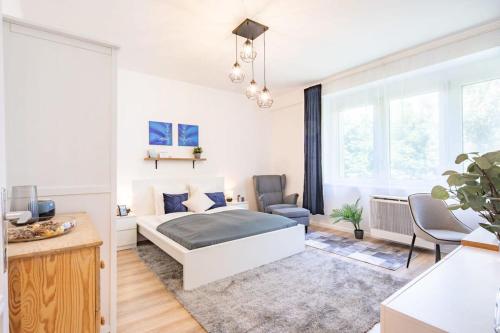 布达佩斯Cozy Home - Close to River - Easy Parking的一间卧室设有一张床和一间客厅。