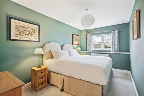 哈波罗集市Sophie's Barn - Hot Tub Packages Available的卧室设有一张白色大床和一扇窗户。
