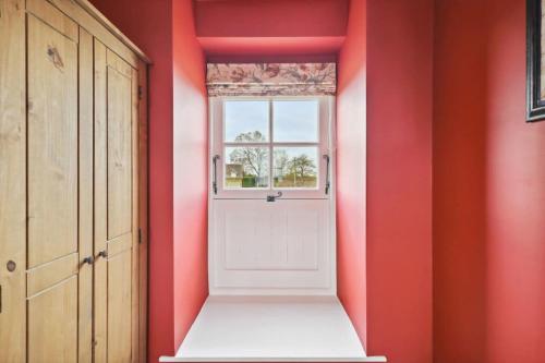 哈波罗集市Sophie's Barn - Hot Tub Packages Available的红色的房间,设有白色的门和窗户