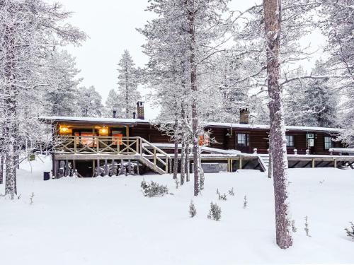 萨利色尔卡Holiday Home Vahtamantie 8 b by Interhome的雪中树下的小木屋