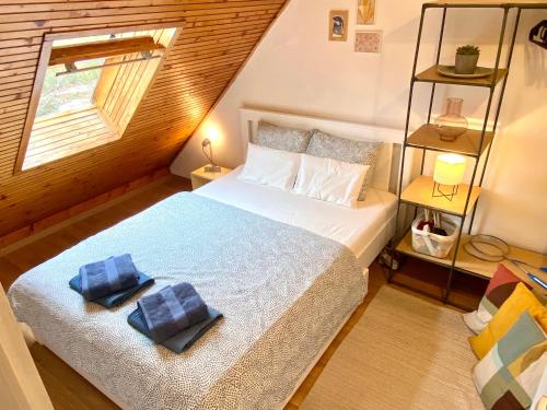 加尔多尼Napsugár Retro Apartman的一间卧室配有一张床,上面有两条毛巾