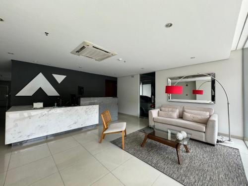 亚松森Luxury modern duplex apartment Villa Morra Asunción的客厅配有沙发和桌子