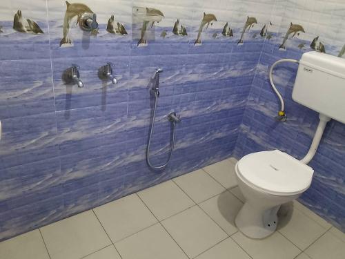 可瓦兰Somatheertham Panchakarma Resort的一间带卫生间和企鹅的墙壁浴室