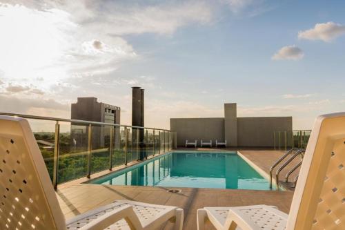 亚松森Luxury modern duplex apartment Villa Morra Asunción的建筑物屋顶上的游泳池