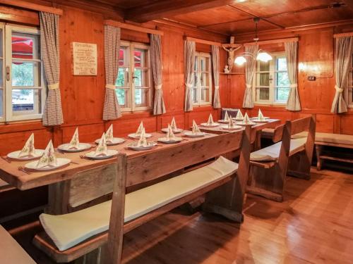 奇勒谷地拉姆绍Holiday Home Geislerhütte - MHO685 by Interhome的大型用餐室配有长桌和椅子