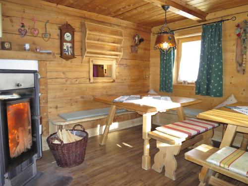 希帕赫Chalet Simonhütte - MHO640 by Interhome的小木屋设有桌子和壁炉