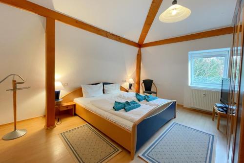 Kölpinsee auf UsedomHaus Berlin Ferienwohung 7的一间卧室配有一张床和一台电视。