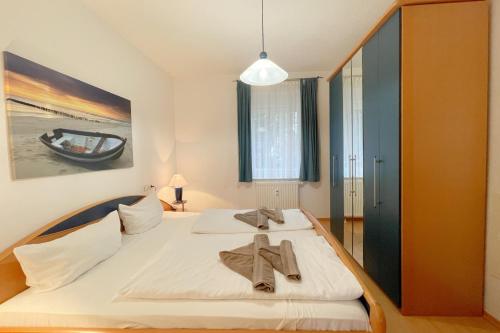 Kölpinsee auf UsedomHaus Berlin Ferienwohung 1的一间卧室配有一张大床和毛巾
