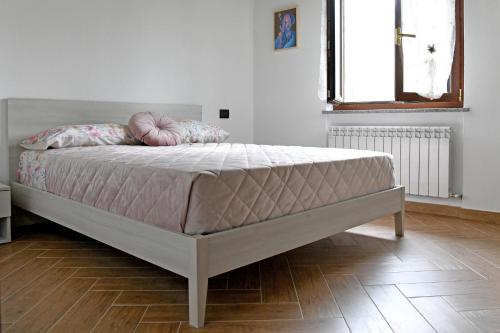 BorzonascaIl Forestiero的一张位于白色客房内的床铺,配有床垫