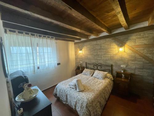 OrgazFinca - Granja " El Chaparral"的一间卧室设有一张床和砖墙