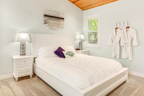 斯图尔特Waterfront Stuart Oasis with Hot Tub and Dock!的白色的卧室设有白色的床和窗户。