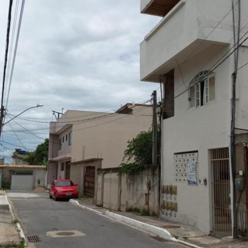 马卡埃Residencial Barbosa - Apto 102的停在白色建筑旁边的红色汽车
