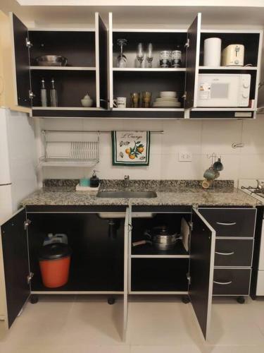 General SarmientoFortunati Departamentos的厨房配有水槽和台面