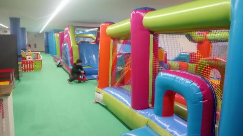 阿罗萨新镇HOTEL LAGO的儿童在带游乐场的游戏室玩耍