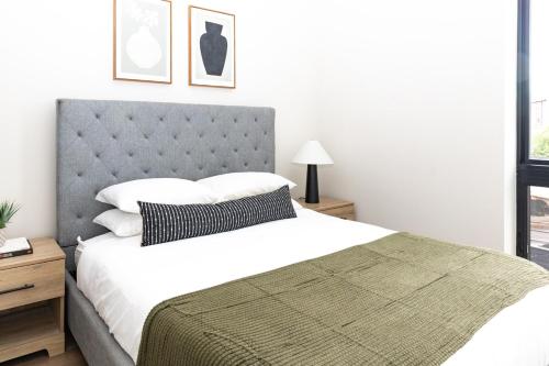 芝加哥Luxury Apartment Private Terrace的一间卧室配有一张大床和灰色床头板