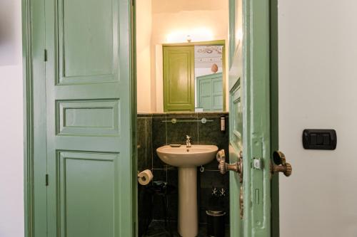 切法卢Palazzo Villelmi的一间带水槽和镜子的浴室