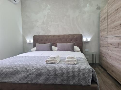 乌迪内Apartment Udine的一间卧室配有一张大床和两条毛巾