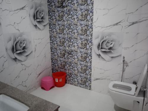 勒克瑙Ishita villa的浴室设有卫生间和红色垃圾桶
