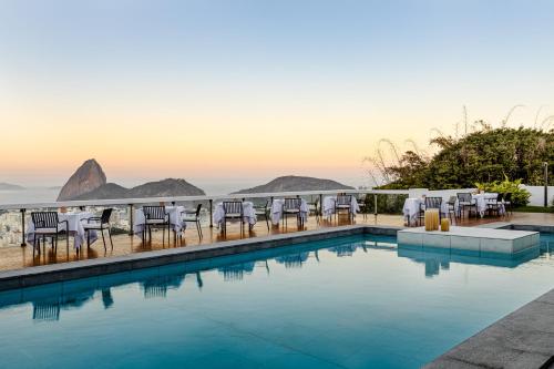 里约热内卢Vila Santa Teresa的一个带椅子的游泳池,享有海景