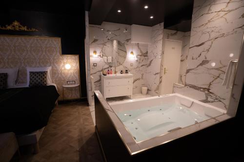 索恩河畔自由城Appartement d'exception avec Jacuzzi的一间大白色浴室,内配浴缸