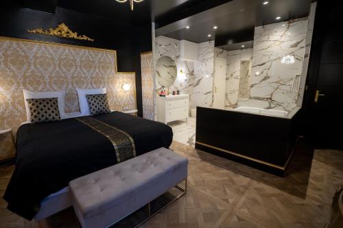 索恩河畔自由城Appartement d'exception avec Jacuzzi的一间卧室设有一张大床和一个浴缸