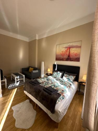 松兹瓦尔Rentalux Apartments at Nytorget的一间卧室设有一张床和一间客厅。