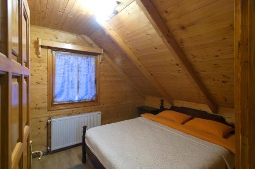 科拉欣Brvnara Bjelasica的小木屋内一间卧室,配有一张床