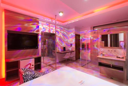 圣安德雷Motel Fashion ABC 2的紫色浴室设有水槽和电视