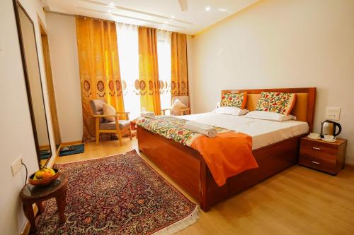 斯利那加Zaabeel Villa Kashmir的一间卧室设有一张床和一个大窗户