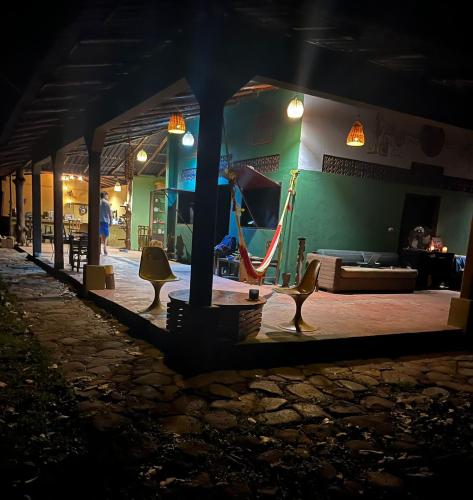 JucuaránBongo Experience的一间设有吊床的房间和一个夜间游乐场